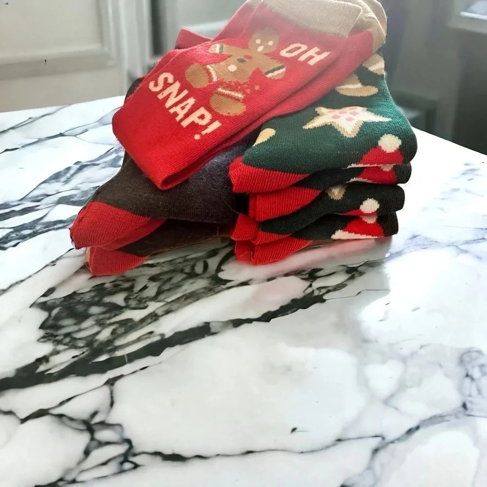 🆕 Men and Women’s Christmas socks bundle. See description of items below.